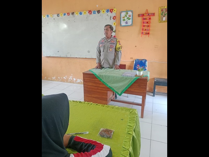 Polsek Arjasa Situbondo Berikan Pembinaan Kenakalan Anak dan Remaja kepada Siswa SDN 1 Curahtatal